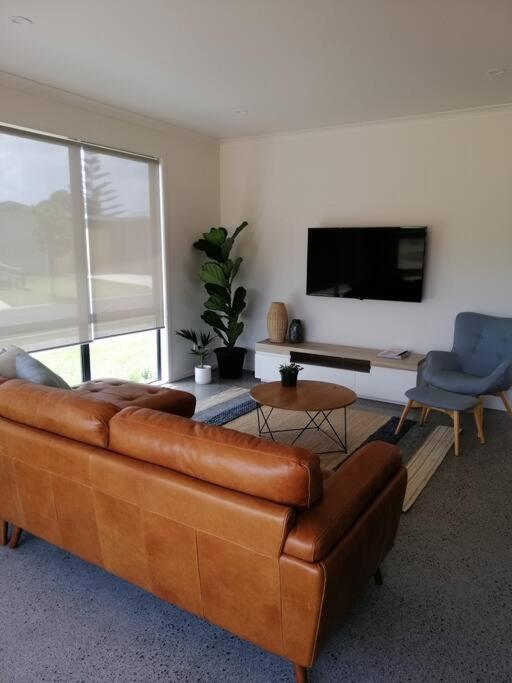 Purangi Beachhouse - 2 Bedroom Cooks Beach Buitenkant foto